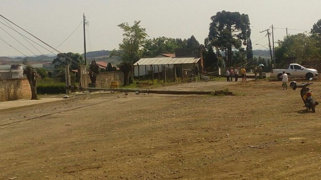 Carreta derruba dois postes na Vila Remor