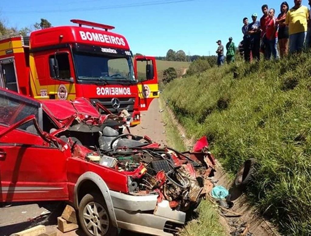 Uma criança e dois adultos morrem em acidente entre carro e moto na BR 282