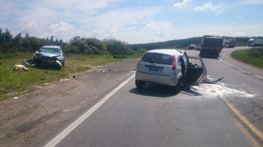 Colisão entre carros deixa feridos na BR-153 em Água Doce