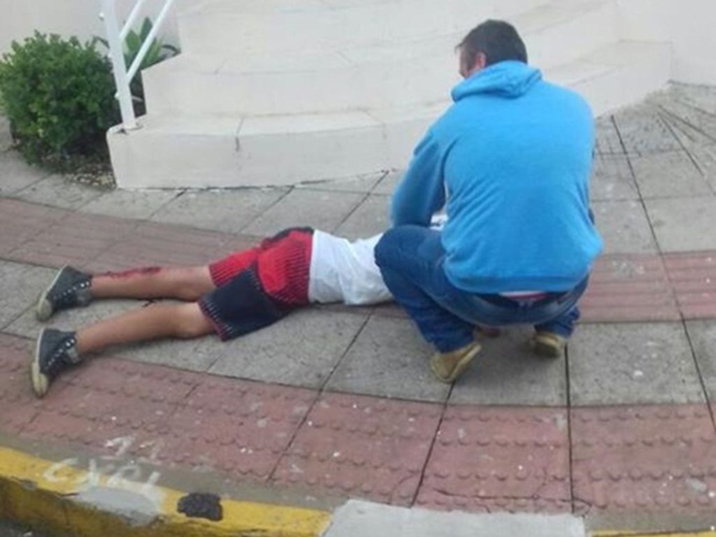 Menino fica ferido ao bater com bicicleta em ônibus