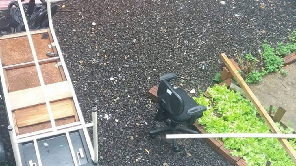 Mobília está abandonada e pegando chuva no pátio da secretaria de saúde de Herval