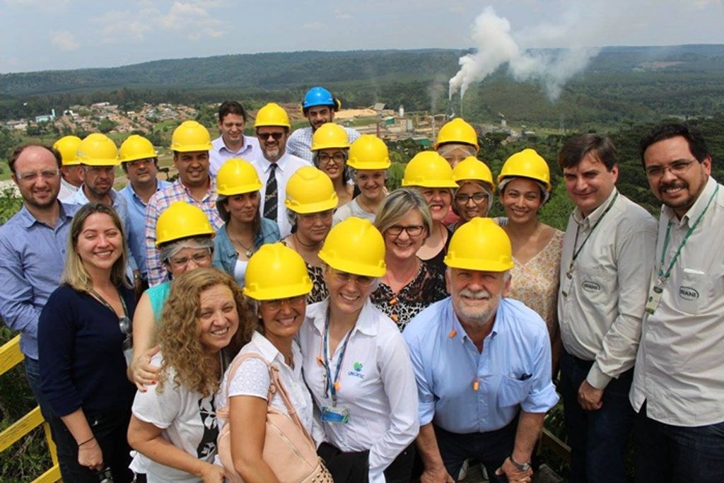 Empresários, estudantes e líderes políticos argentinos visitam Celulose Irani e participam de atividades na Unoesc