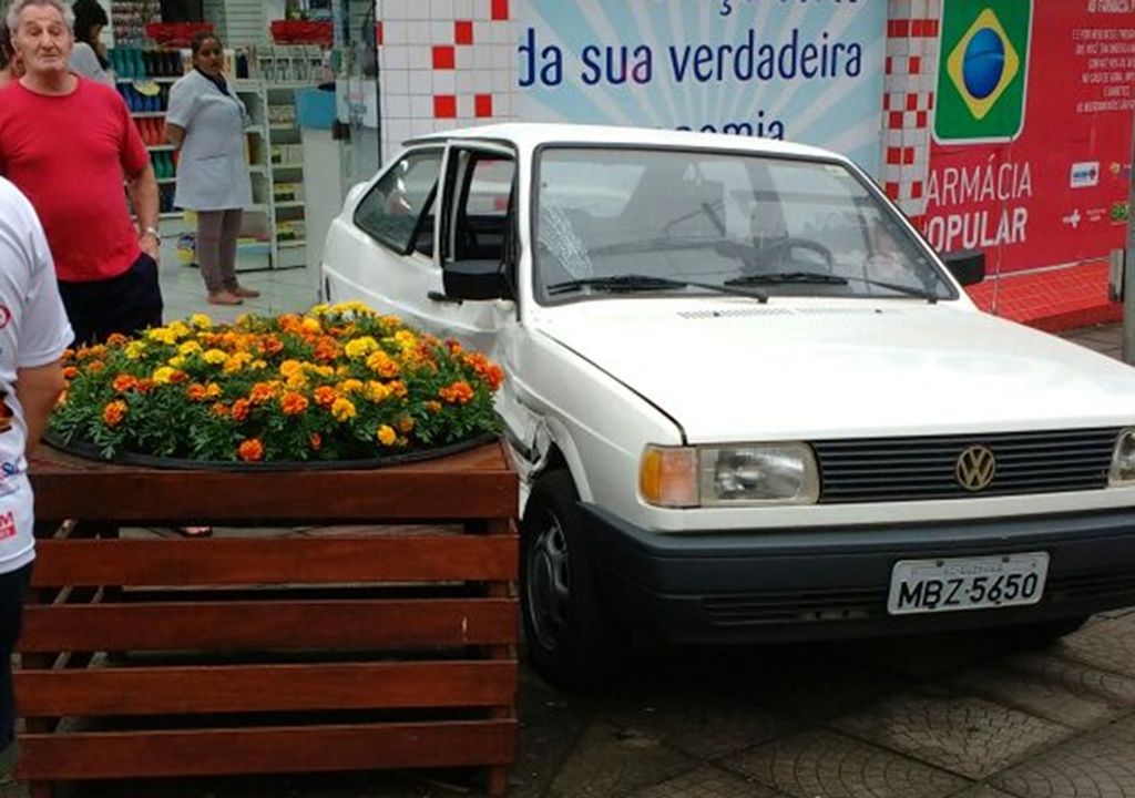 Carro vai parar em cima da calçada em acidente na XV de Novembro