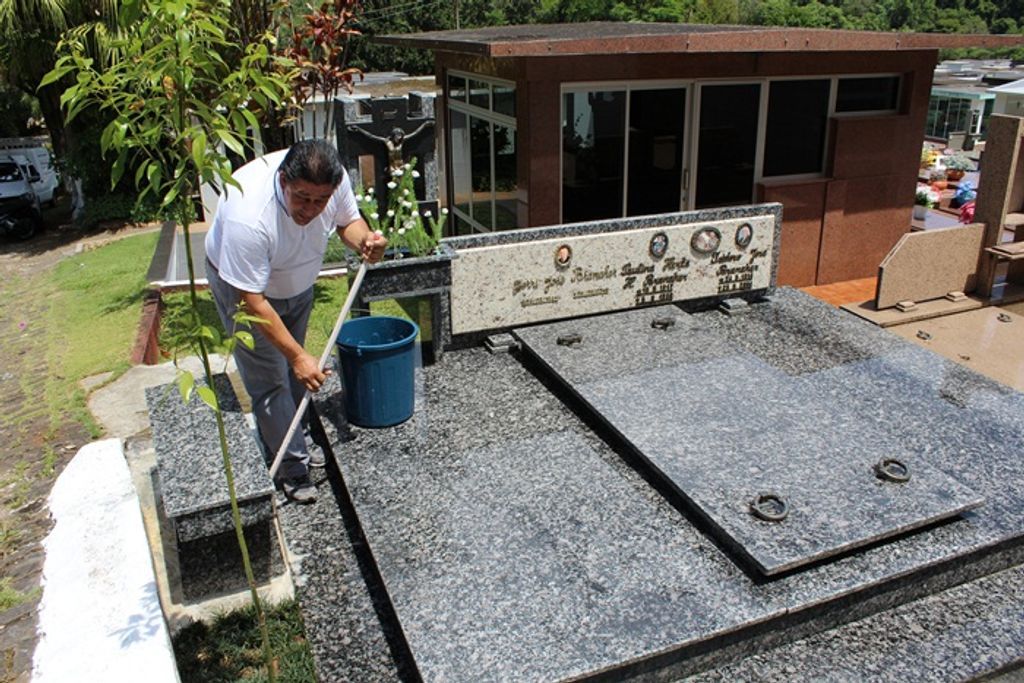 Movimento intenso nos cemitérios em preparação para o dia de Finados