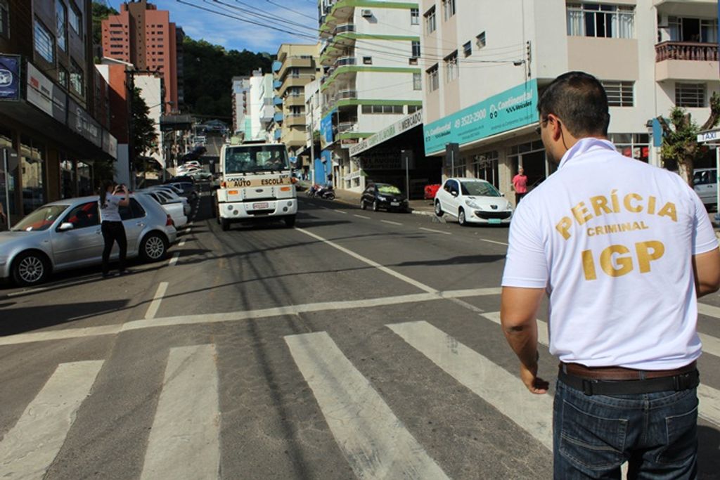 IGP finaliza reprodução simulada de acidente em que jovem teve a perna esmagada por caminhão em Joaçaba