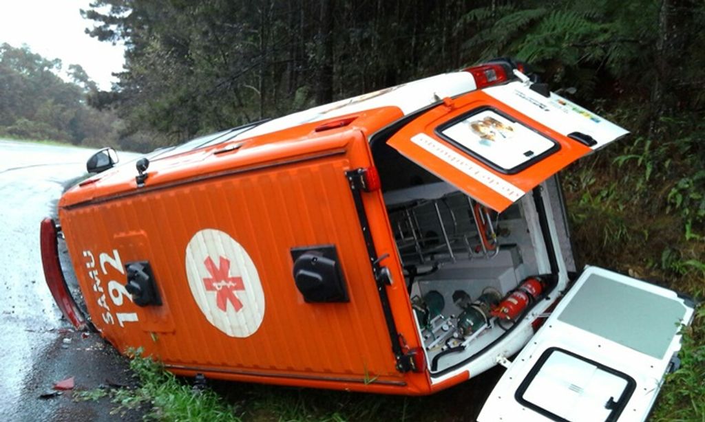 Ambulância capota na BR-470