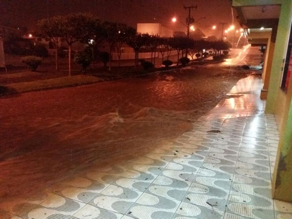 Chuva transforma o Centro de Catanduvas em um rio