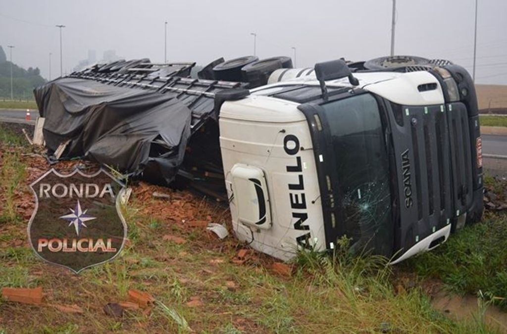 Carreta de Joaçaba sai da pista na BR-282