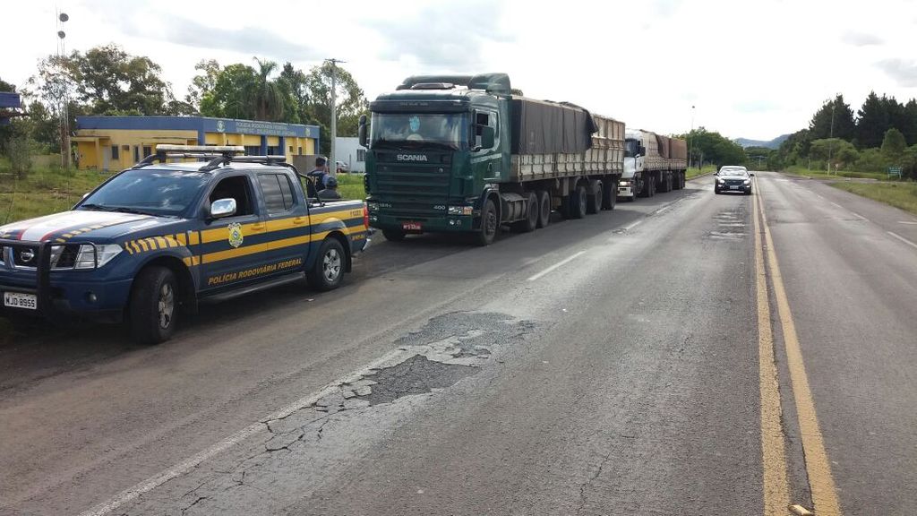 Carreta e bitrem carregados de cigarros contrabandeados são apreendidos em Joaçaba