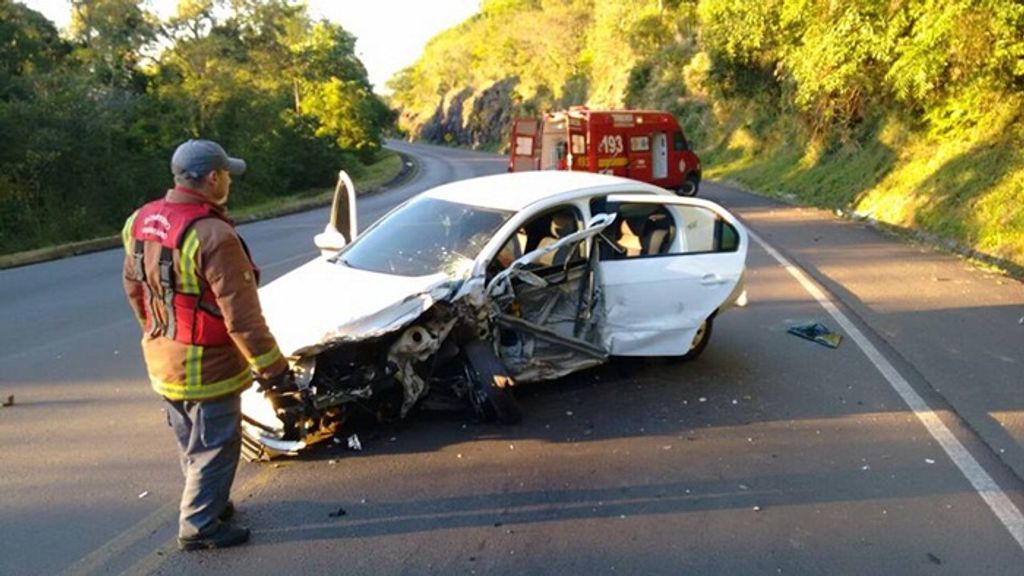 Colisão entre carro e caminhão com três feridos na BR 153 em Irani