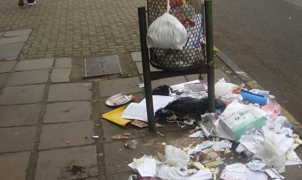 Vândalos são obrigados a limpar sujeira que fizeram no Centro de Joaçaba