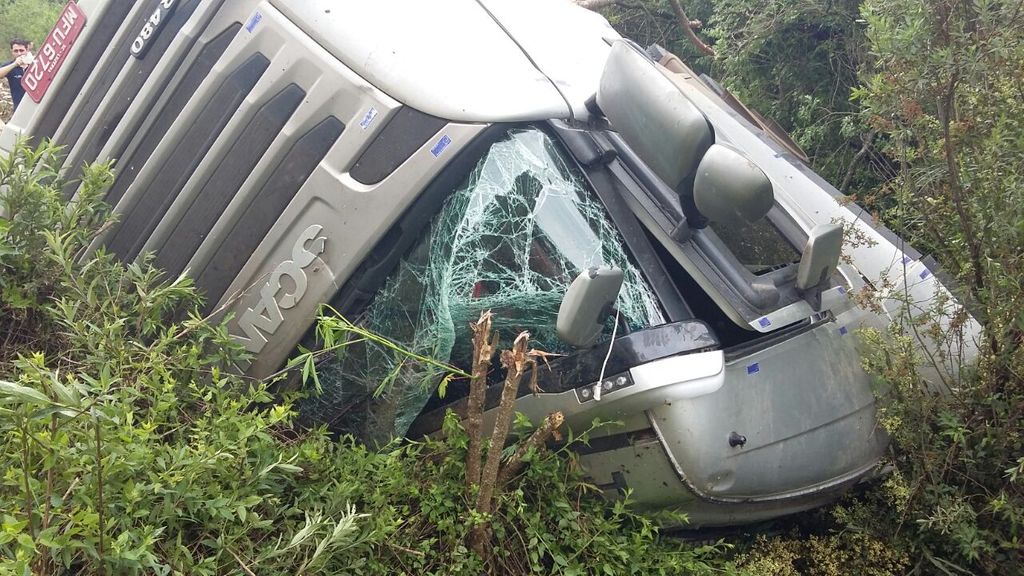 Carreta de Luzerna tomba na SC 135