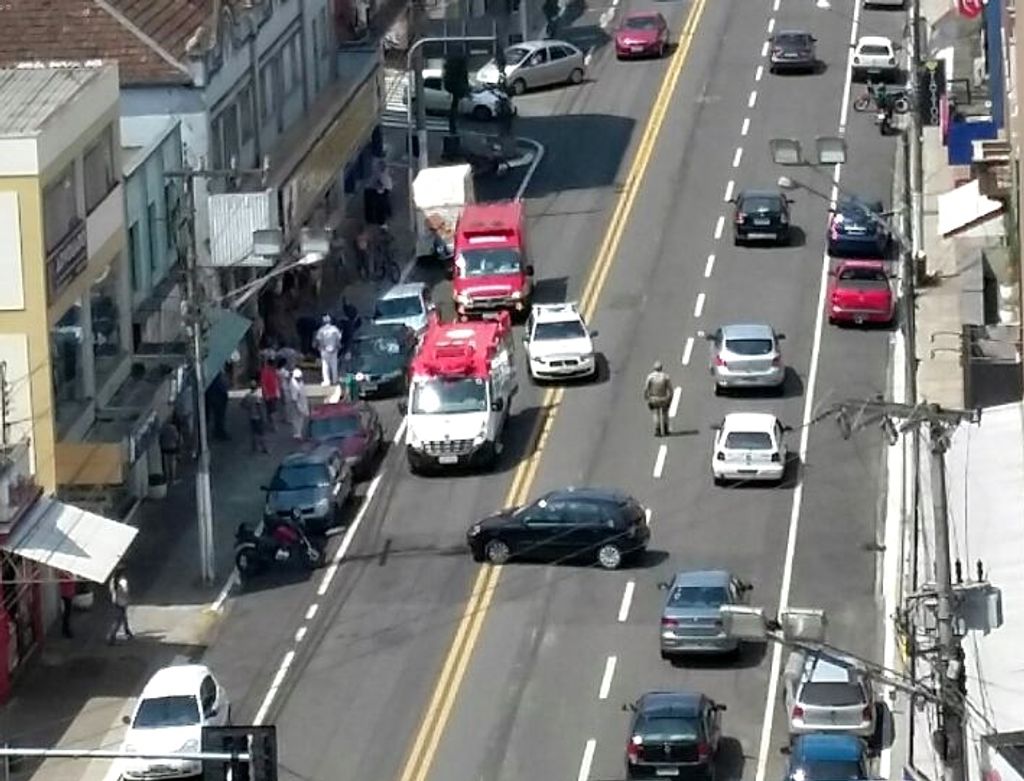 Acidente entre 4 veículos deixa dois feridos na XV de Novembro