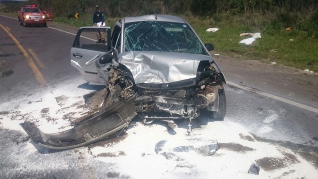 Ladrões invadem residência, rendem família e levam carro