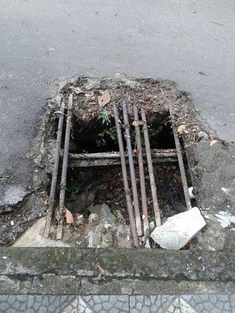 Morador de Herval d’ Oeste aguarda há vários meses por reparo em tubulação e frente à sua residência.