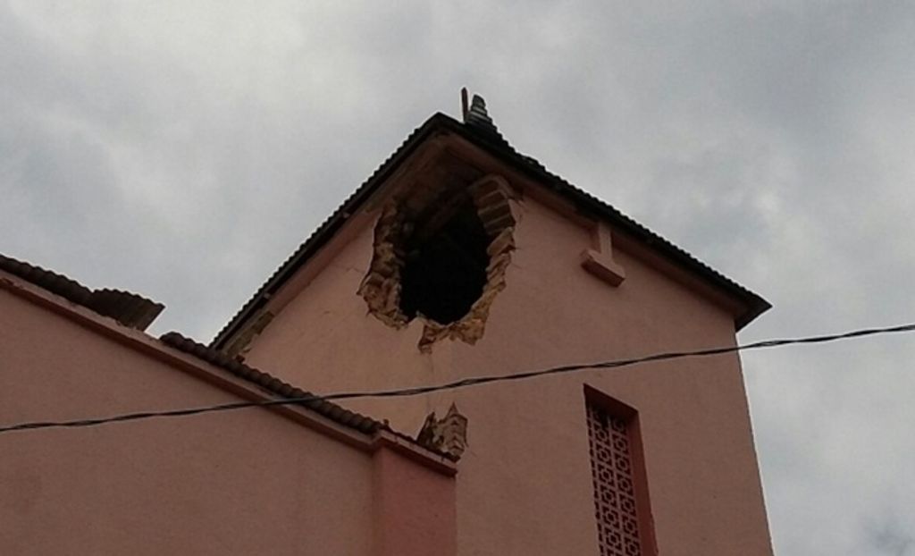 Raio cai em torre de igreja no interior de Ipira
