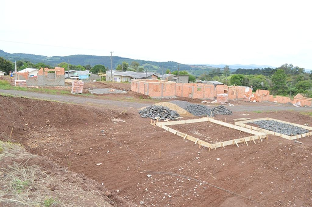 Obras das casas populares seguem em ritmo acelerado