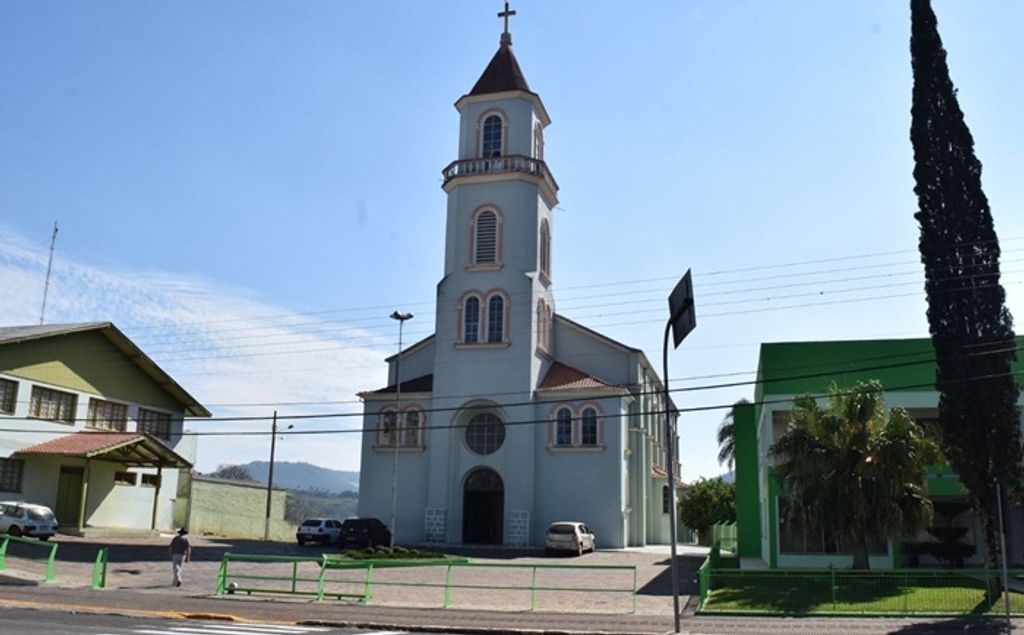 Igreja de Água Doce é arrombada e ladrões levam dinheiro