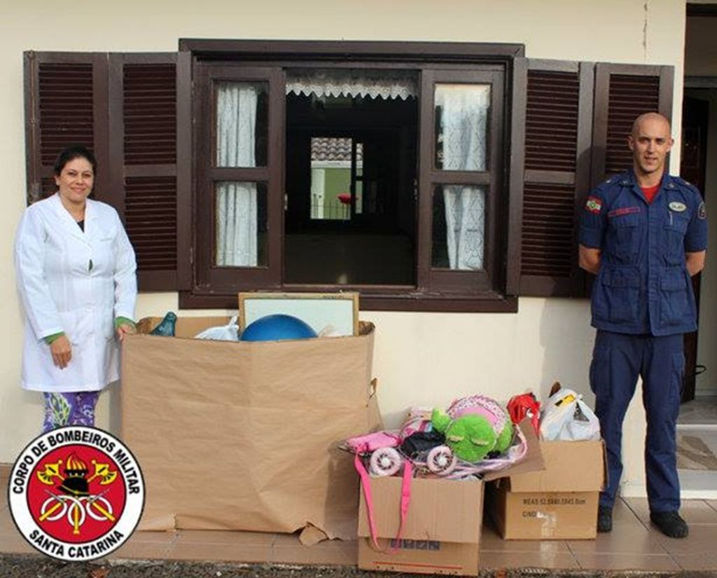 Corpo de Bombeiros entrega brinquedos para crianças dos abrigos Frei Bruno e Anjos da Luz