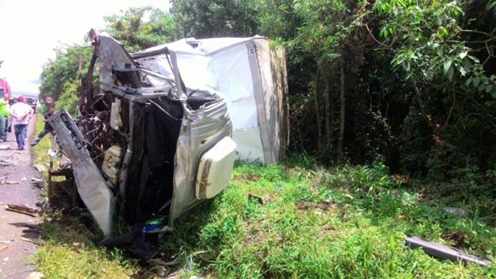 Vítima fica presa nas ferragens após colisão entre dois caminhões na BR 282, no Oeste