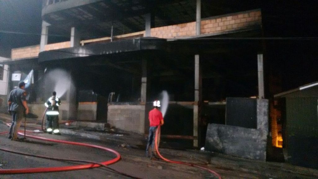 Incêndio atinge prédio em construção em Herval