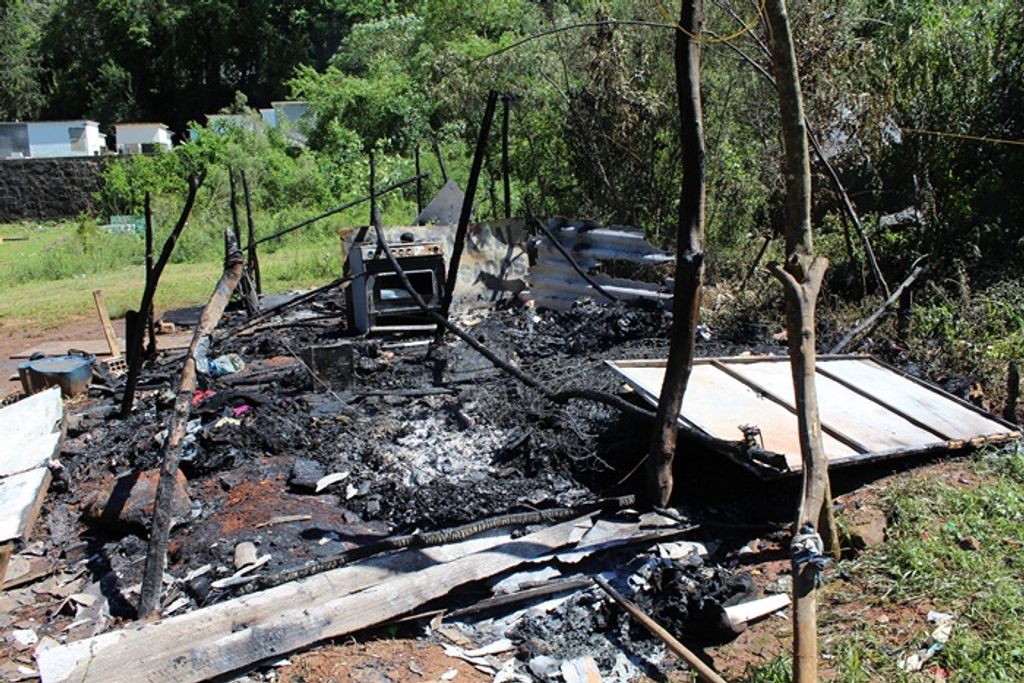 Incêndio destrói barraco localizado nos Fundos do cemitério Frei Edgar em Joaçaba