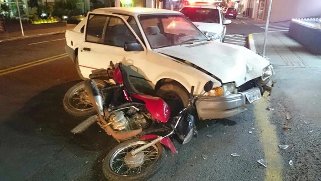Motociclista fica ferido em acidente na Avenida Santa Terezinha