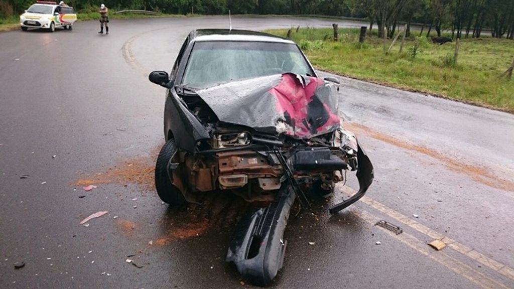 Acidente entre carro e caminhão deixa três pessoas feridas na SC 150