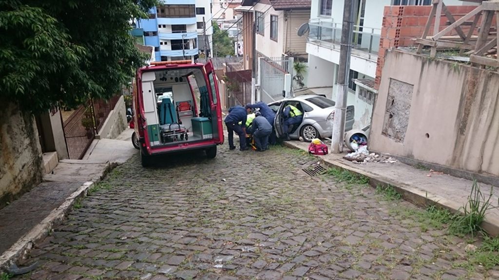 Motorista perde o controle da direção, veículo capota e bate em muro de residência em Joaçaba