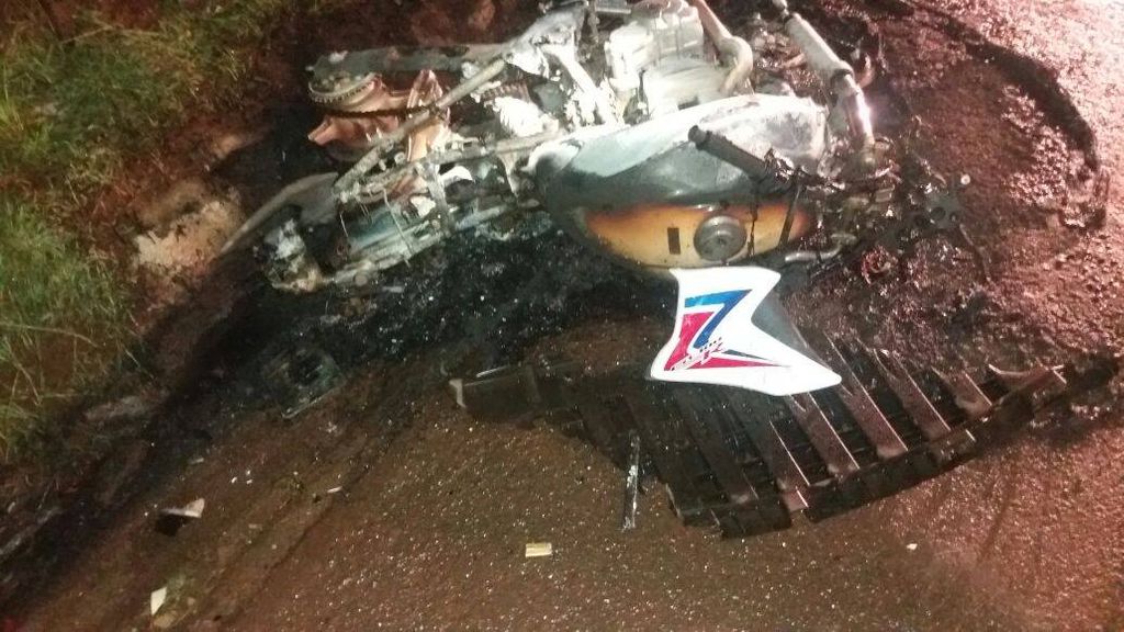 Motociclista morre e moto é destruída pelo fogo em acidente na BR-282