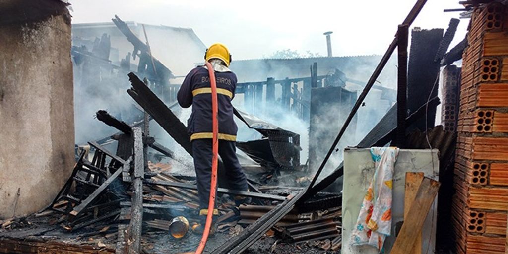 Incêndio consome casa no Bairro Integração em Campos Novos