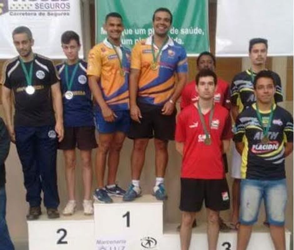 Pró Tênis de Mesa de Joaçaba conquista 10 medalhas em estadual de equipes e duplas