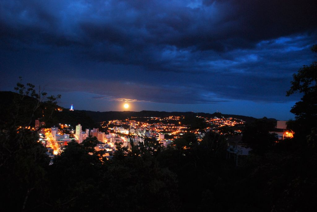 Superlua ilumina a noite na região