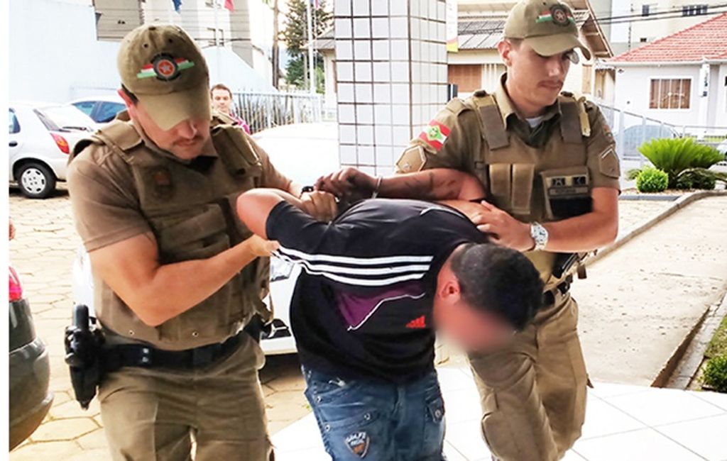 Homem é conduzido a delegacia suspeito de mostrar órgãos genitais para crianças