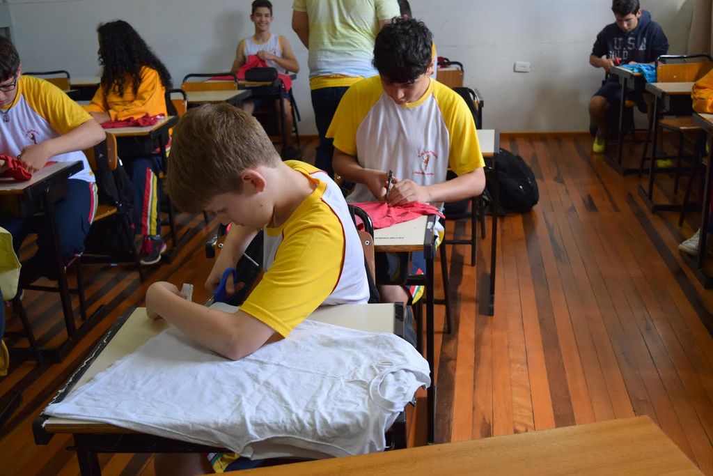 Alunos de escola de Luzerna desenvolvem sacolas ecológicas com camisetas usadas