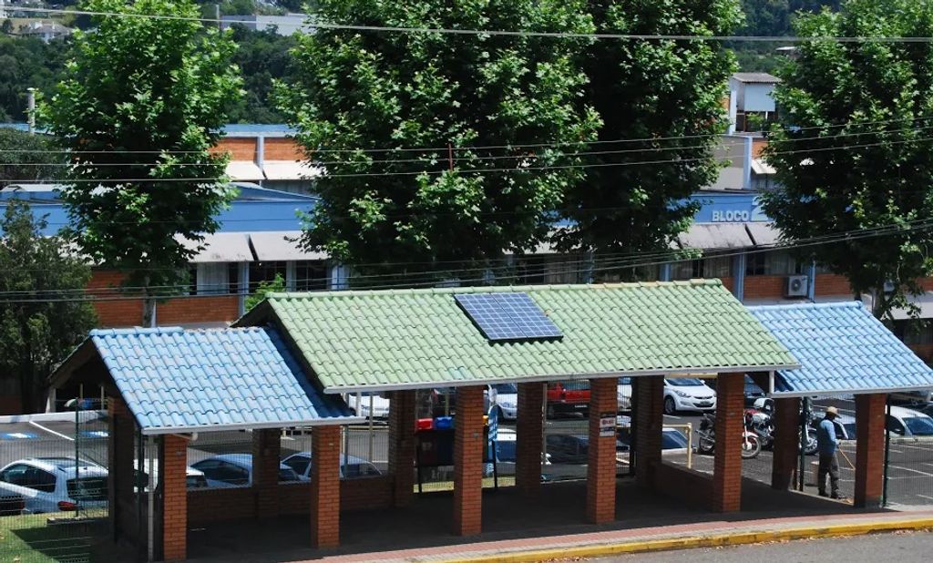 Pesquisa desenvolvida na Unoesc disponibiliza energia elétrica gratuita em pontos de ônibus