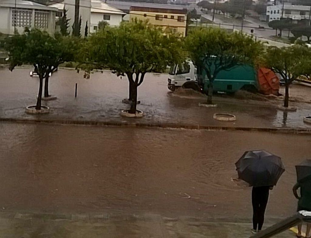 Chuva torrencial alaga o Centro de Catanduvas