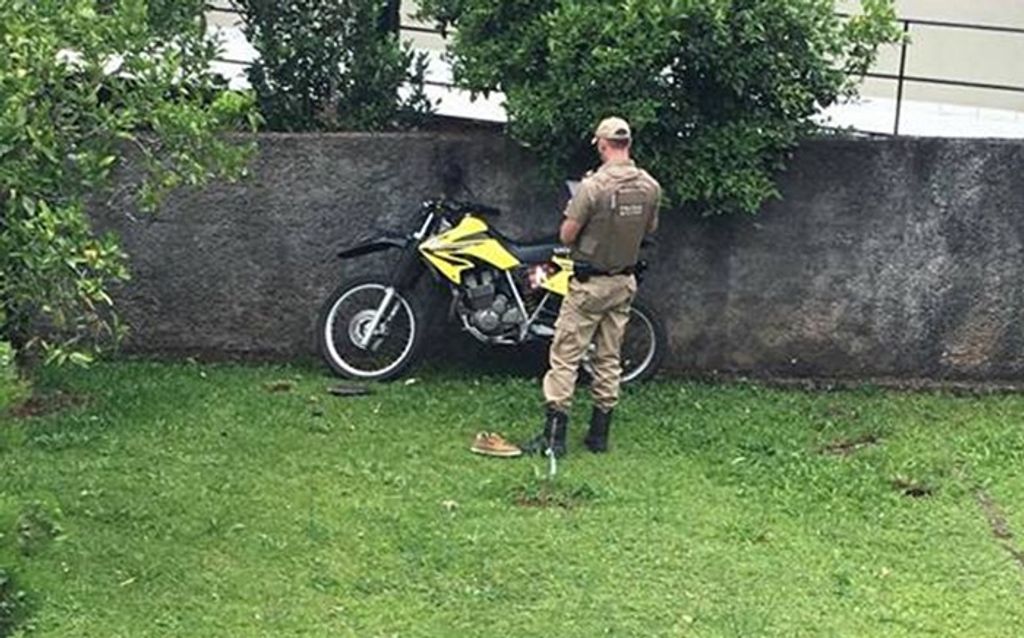 Jovem fica com a perna presa em uma cerca após acidente de moto