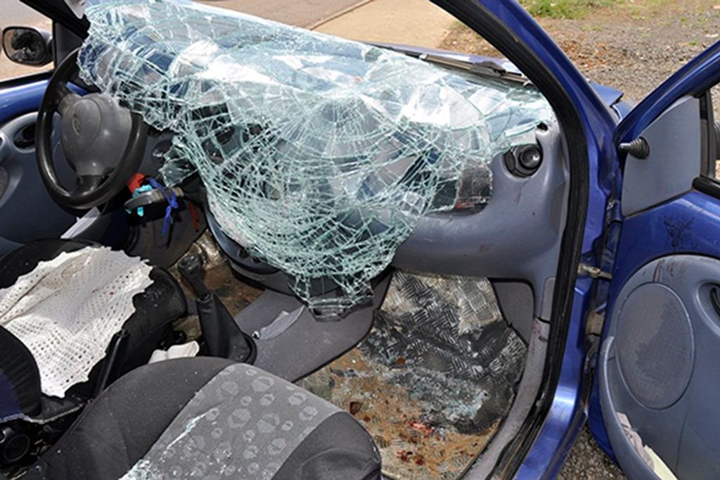 Motociclista vai parar dentro de carro em acidente