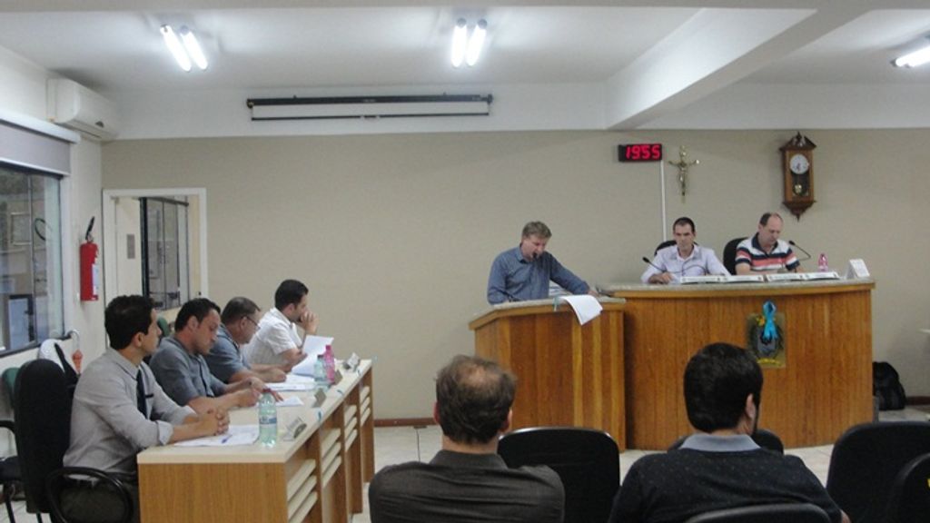 Prefeito Nelson Guindani tem até o dia 1º de dezembro para prestar esclarecimentos sobre as contas de 2013 que foram rejeitadas