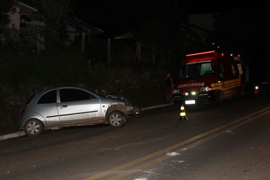 Motorista bate em poste na Caetano Branco em Joaçaba