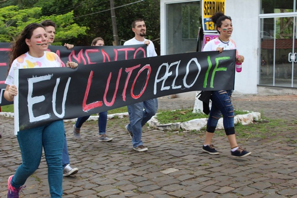 Grupo de estudantes do IFC Luzerna promove manifestação contra a PEC 241