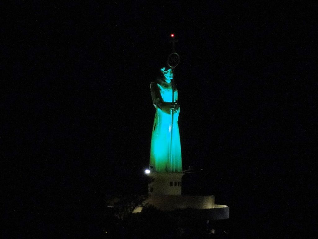 Monumento Frei Bruno é iluminado de verde em homenagem a Chapecoense