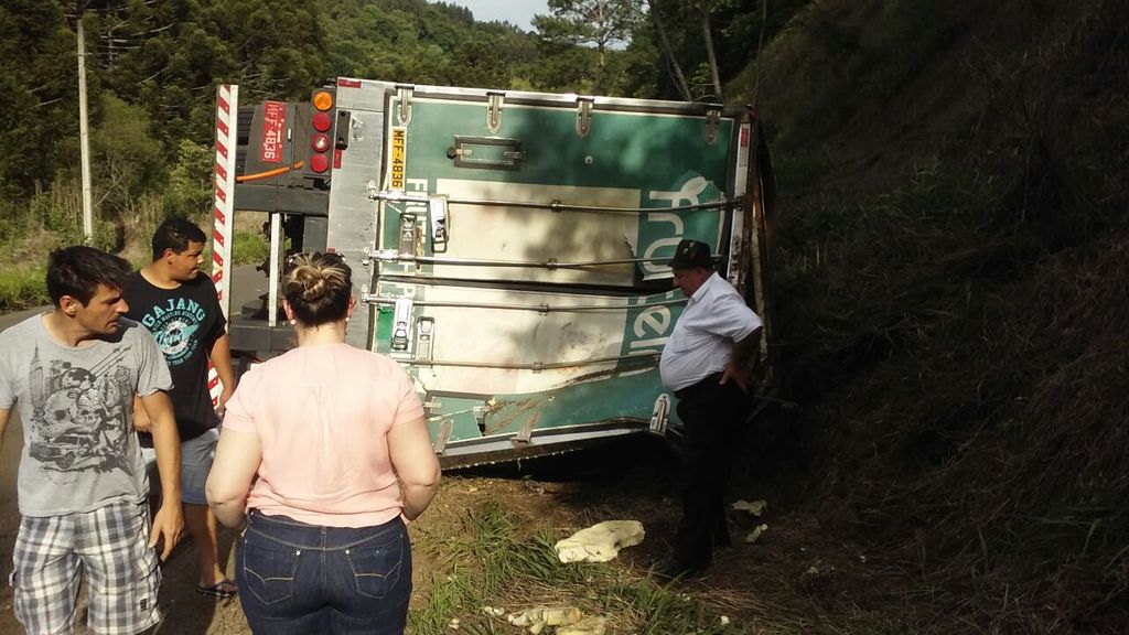 Carreta tomba na SC-465 em Ibicaré