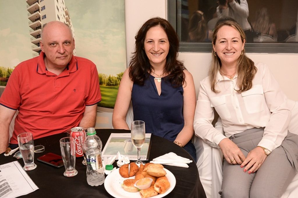 Trieste confraterniza com os proprietários do Edifício Casablanca