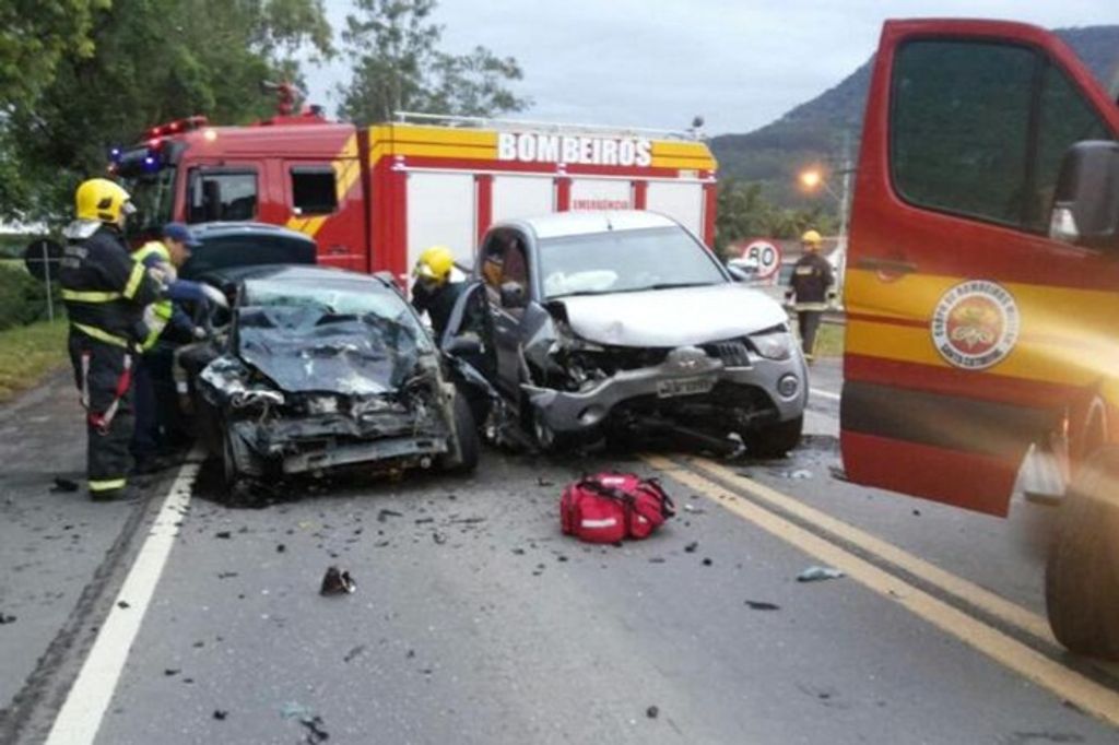 Pelo menos cinco pessoas morrem desde o início do feriado em rodovias de Santa Catarina