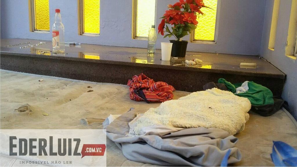 Idosa flagra casal dormindo nu dentro de jazigo no cemitério de Herval