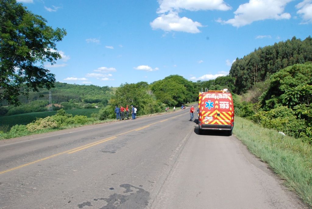 Relato de queda de carreta em ribanceira movimenta bombeiros na BR-282