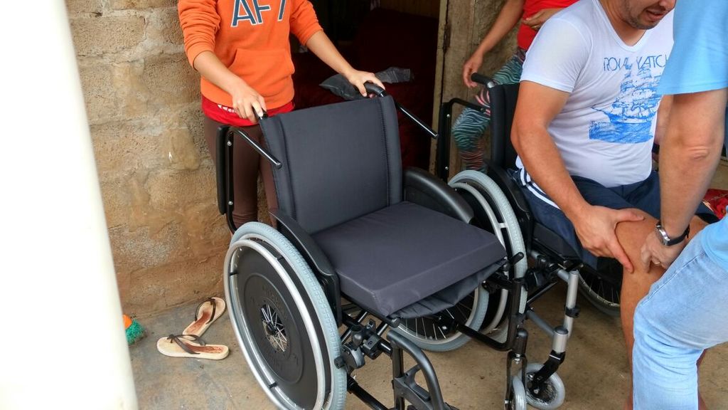 Guilherme recebe cadeira de rodas doada por leitor do portal