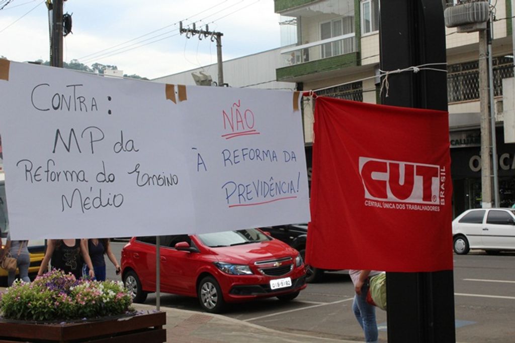 Manifestantes colocam caixão na praça da prefeitura para protestar contra a PEC 241